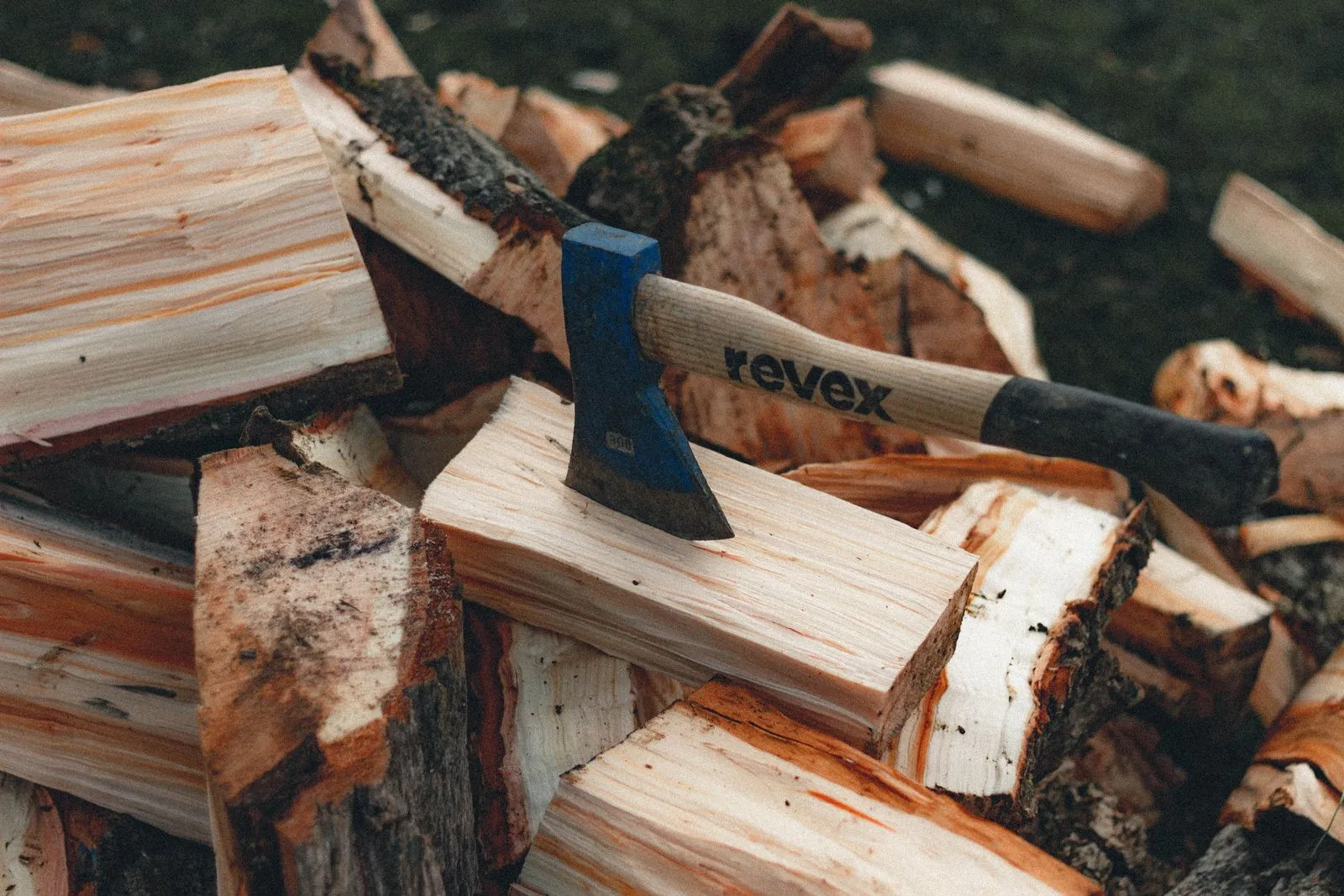 What to Expect at Your First Axe Throwing Session